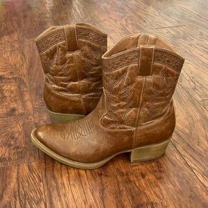 embroidered ankle cowboy/cowgirl boot